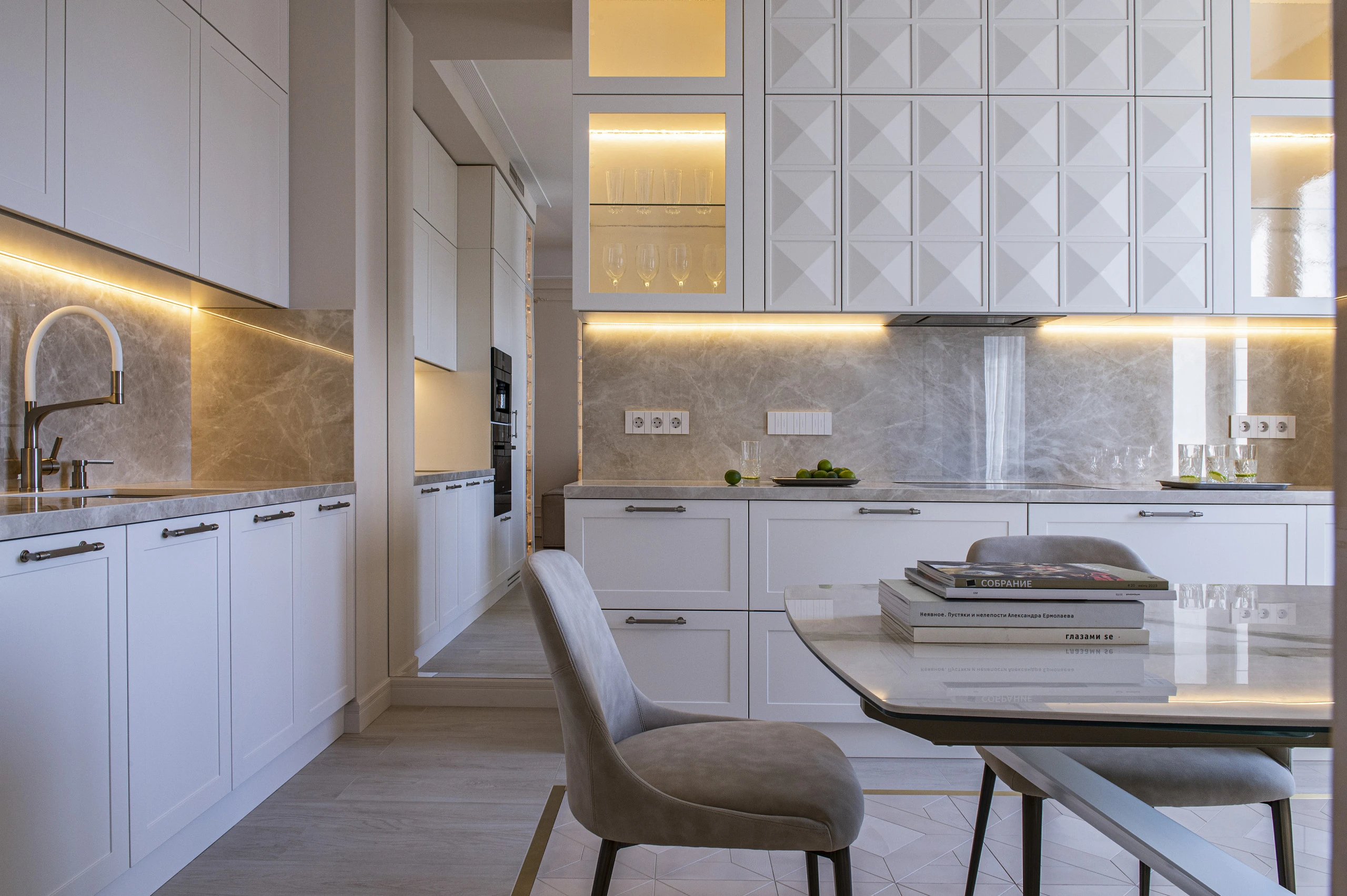 Кухня Silver HOME с верхними и нижними шкафами, столешницей и колонной встроенной техники