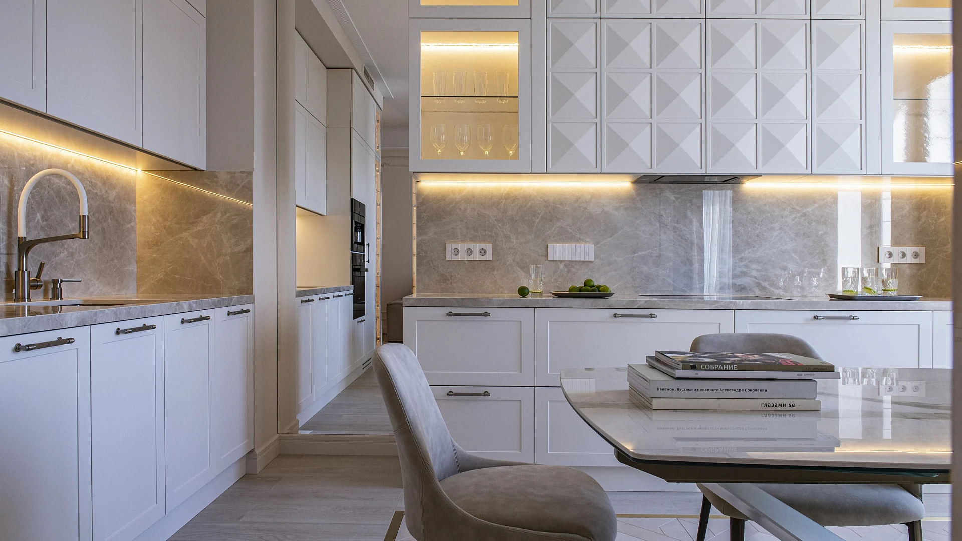 Кухня Silver HOME со шкафами, столешницей и колонной встроенной техники